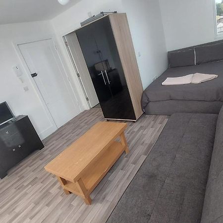 Spacious Studio Maidstone - Redecorated Oct 2023 Exterior photo